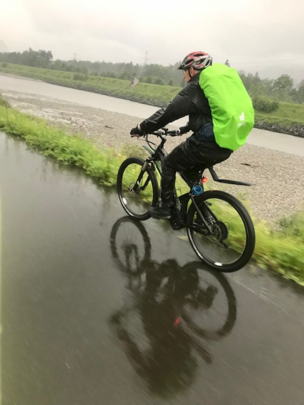 Schönwetter-Inficon-Radfahrer Dr. Norbert Müller fährt mit den richtigen Kleidern auch bei strömenden Regen von Gams nach Balzers. 
Inficon wünscht allen Radfahrer/innen:  Gute Fahrt und haltet durch - es lohnt sich